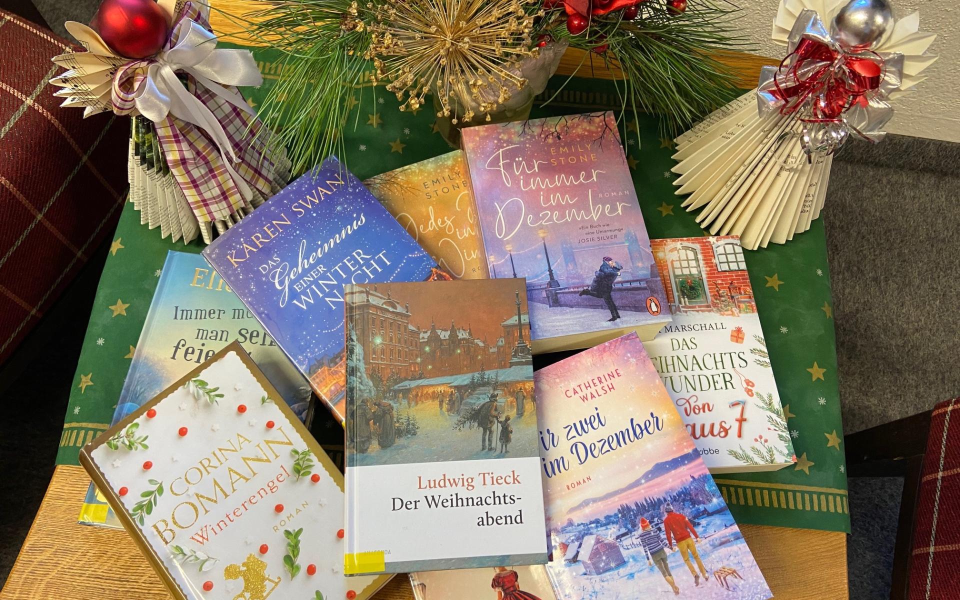 Weihnachtstisch mit Büchern